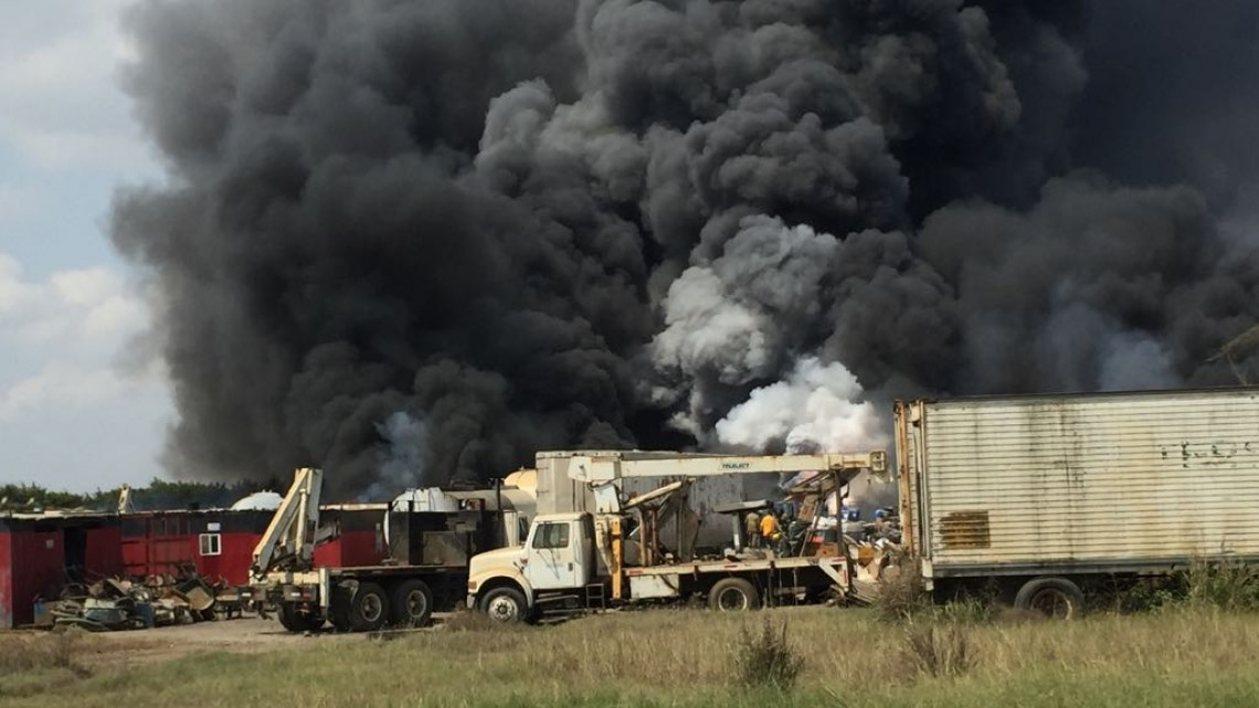 Empresa que almacena sustancias tóxicas se incendia