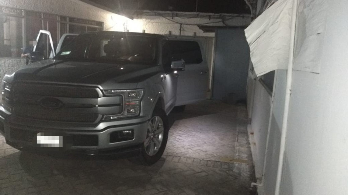 Detiene Policía Estatal a 3 hombres y aseguran camioneta y armas