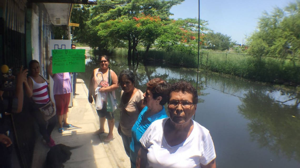 Amenazan con bloqueo si no arreglan fuga de aguas negras