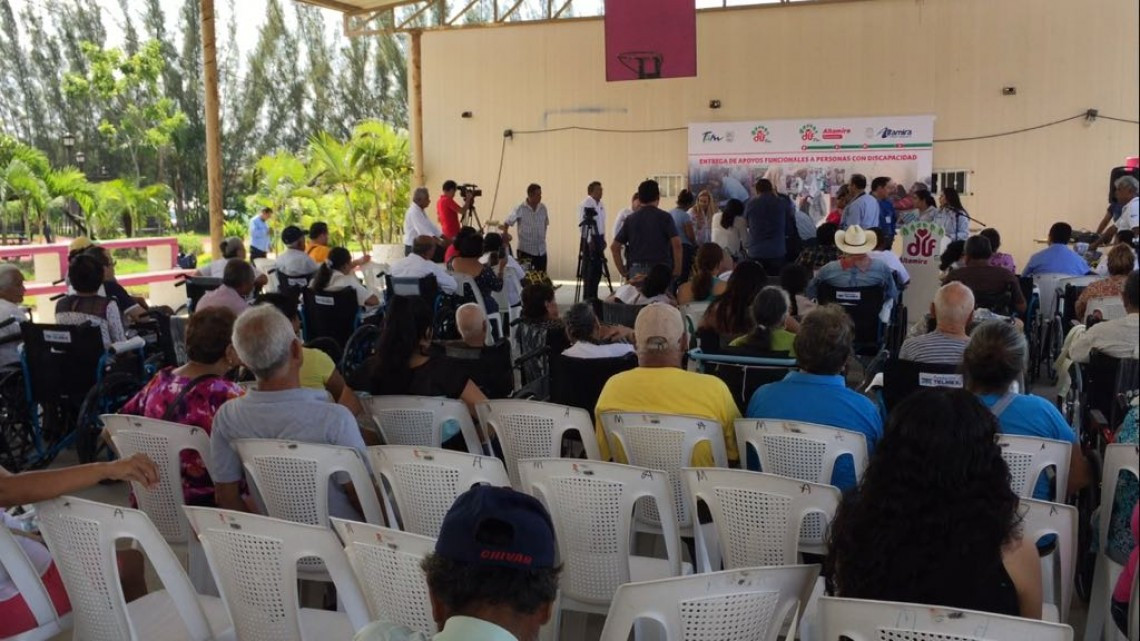 Entregan aparatos funcionales a personas con alguna discapacidad