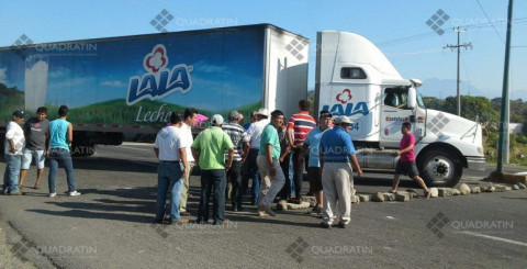 Productores de caña bloquean carretera en Chiapas por aumento a costos de gasolina