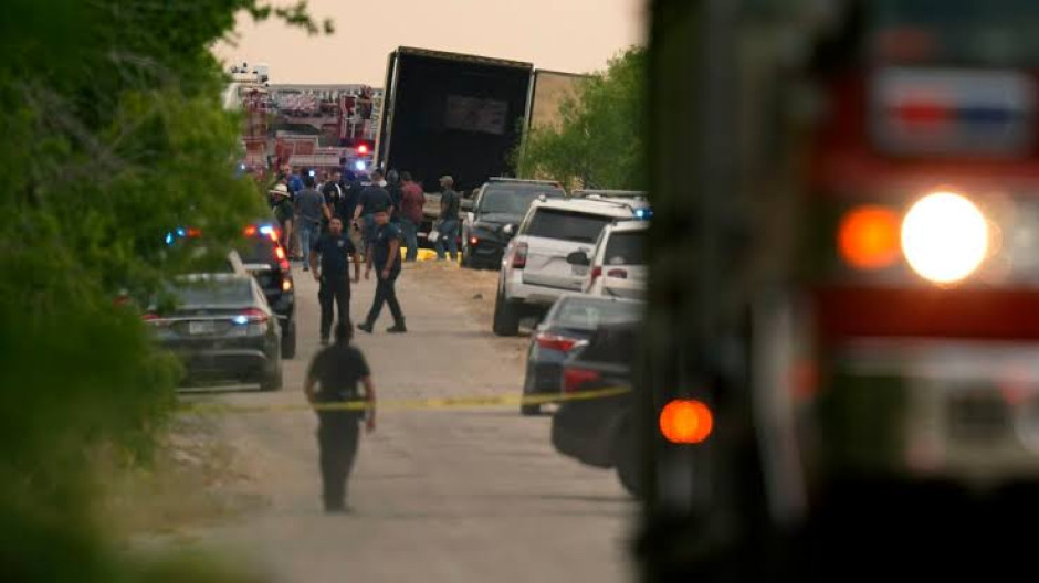 Revelan llamada al 911 de bombero que encontró a migrantes en tráiler