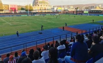 Aficionado muere en pleno juego Querétaro vs Chivas femenil
