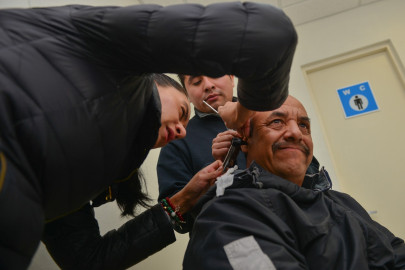 Beneficiaran a neolaredense con aparatos auxiliares auditivos