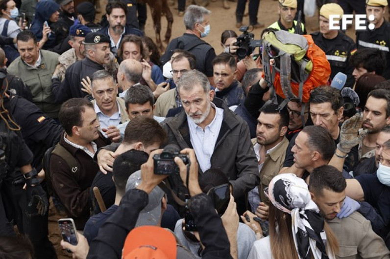 Sobrevivientes de inundaciones en España reciben con lodo, insultos y reclamos al rey Felipe VI