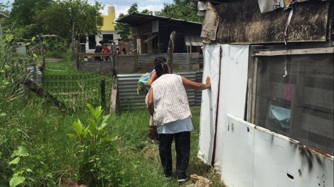 Mujer de la tercera edad vive inundada por aguas negras