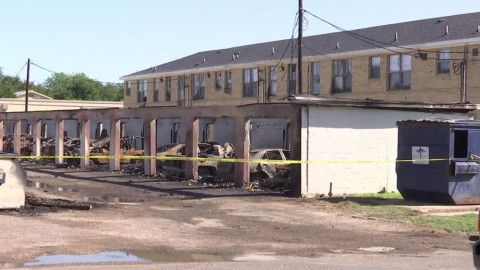 Incendio consume 13 vehículos en Mercedes