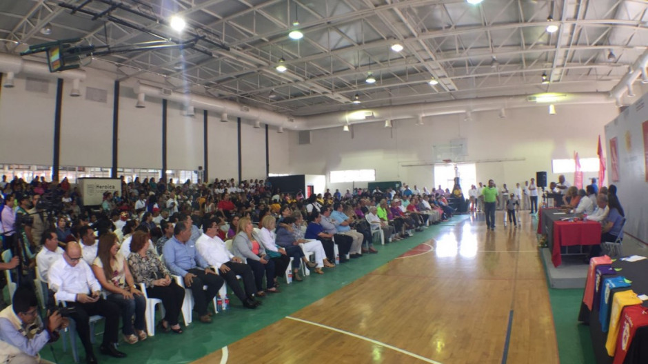 Niño cautiva al público con "despacito" 