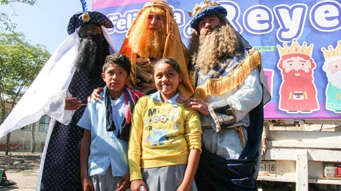 Reyes Magos visitan escuela primaria y CAIC
