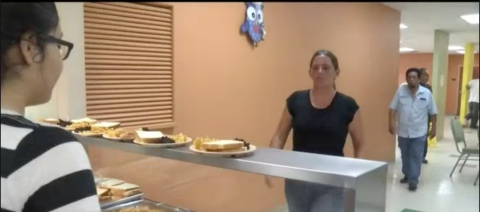 Loaves & fishes brinda comida a las personas que mas lo necesitan 