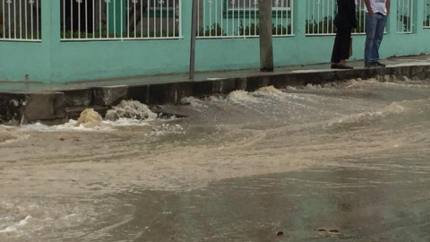 Enorme fuga de agua deja sin el servicio a cientos de familias en norte de Tampico