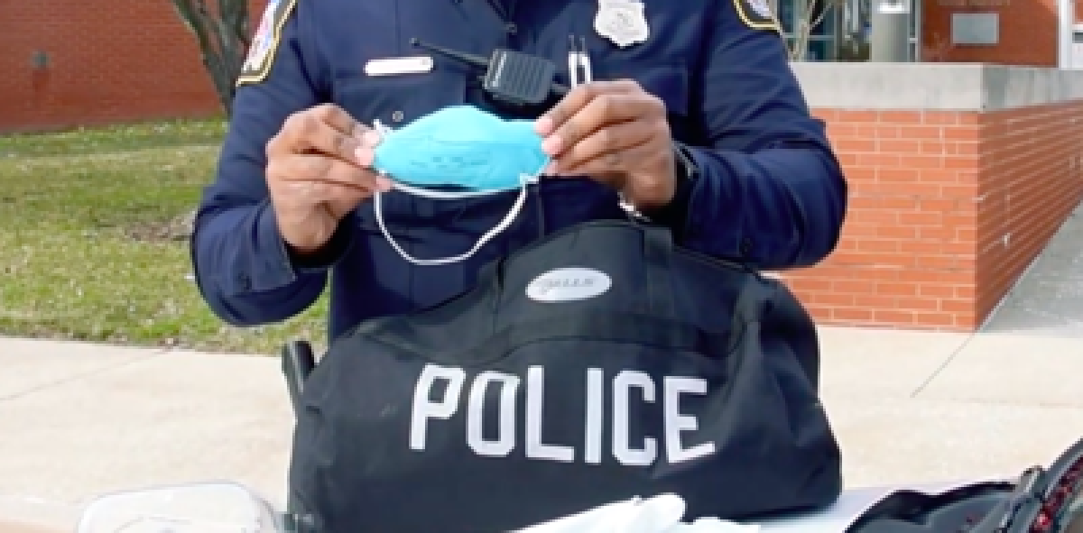 Policía le entrega cubrebocas a mujer de 85 años y ella queda conmovida