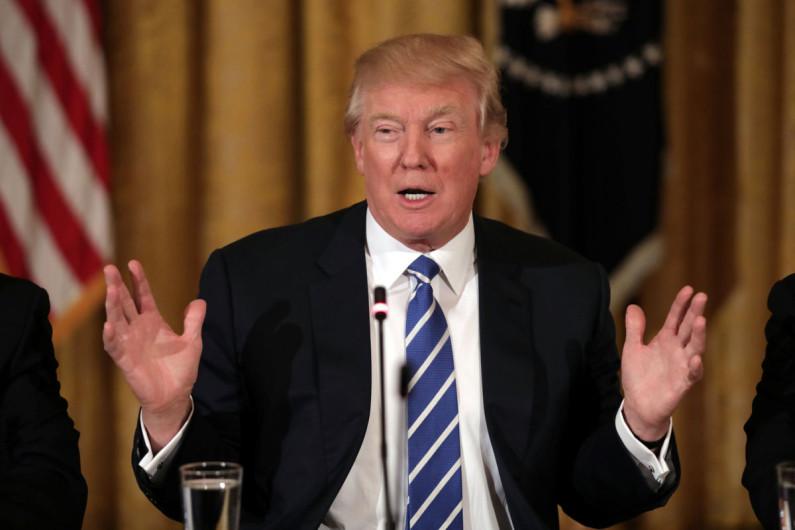 Propuesta republicana de eliminar 'Obamacare' es apoyada por Trump