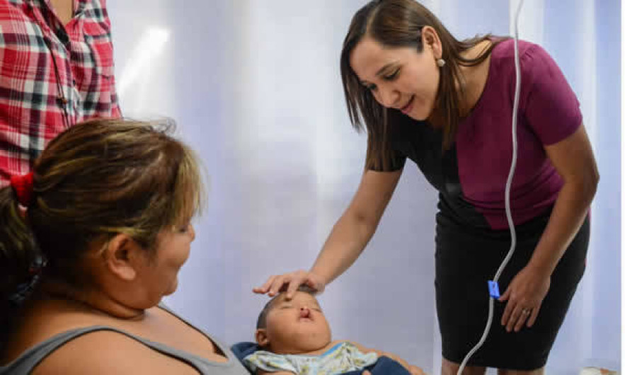 Adriana Zárate visita a niños con Labio Leporino en la Cruz Roja