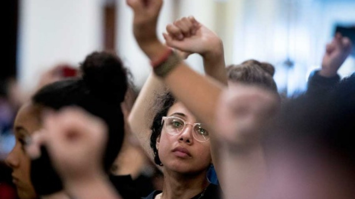 Alumnos de Yale protestan para abrir investigación a juez Kavanaugh