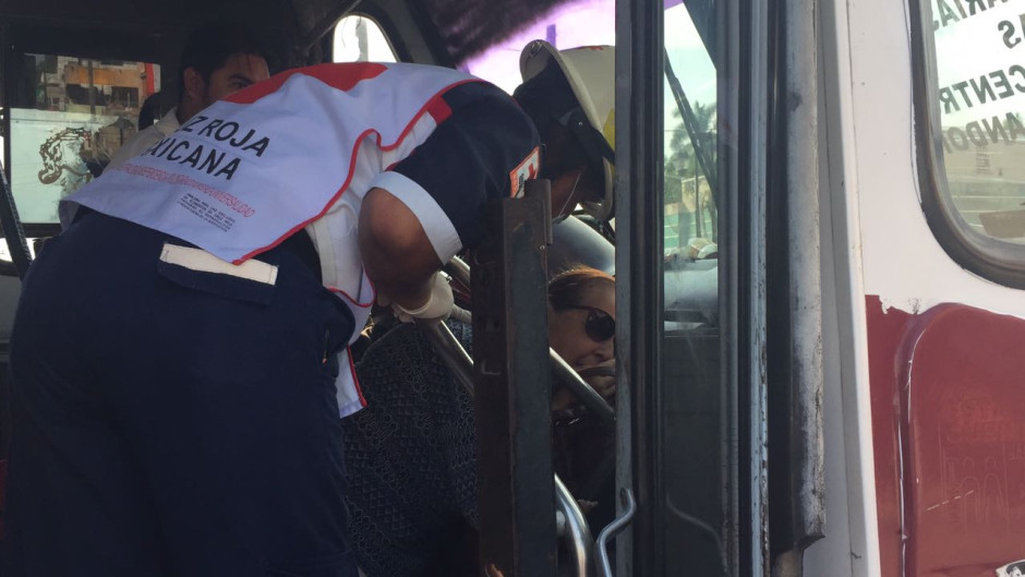 Ruletero frena microbús y lesiona a una pasajera 