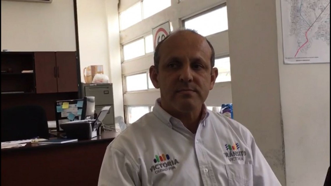 Retira tránsito objetos para separar estacionamientos