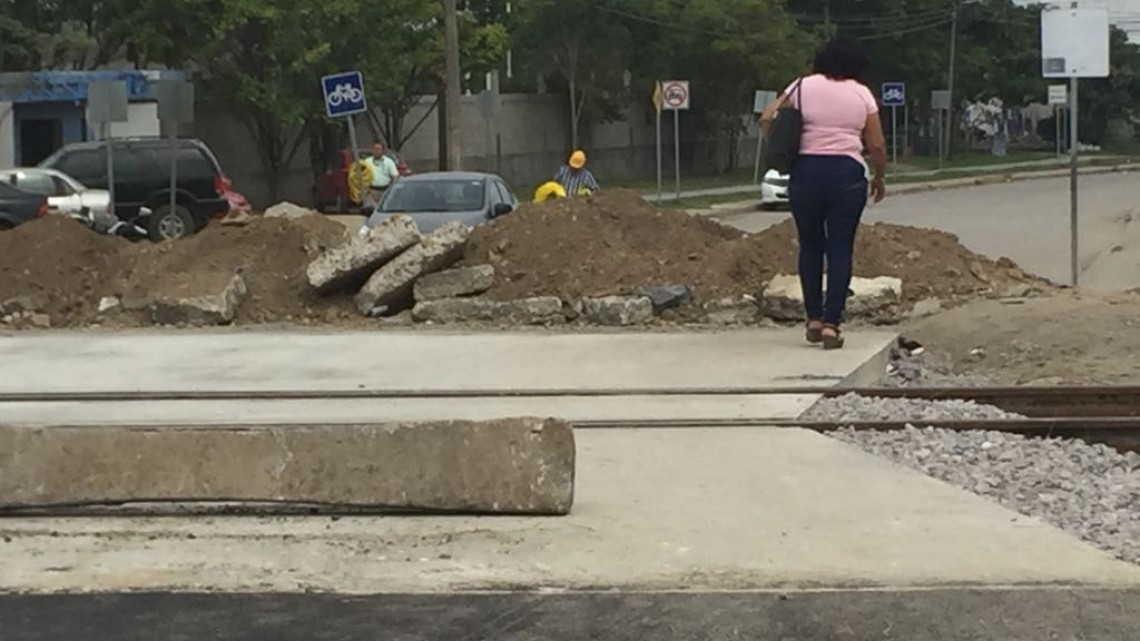 Rehabilitan cruces del ferrocarril.