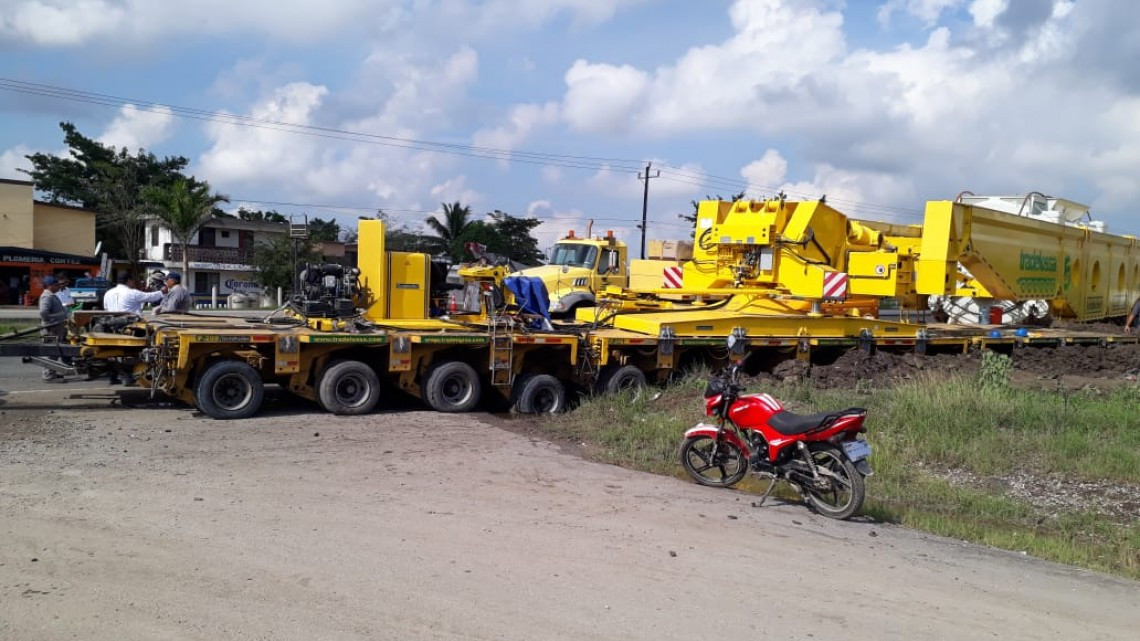 Bloqueada la carretera federal en Altamira por enorme maquinaria que descarriló