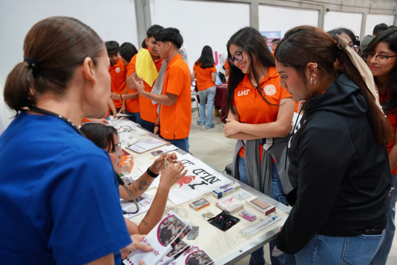 Gobierno de NLD  acerca oportunidades y atención integral a estudiantes de la Prepa UAT con Brigada Joven