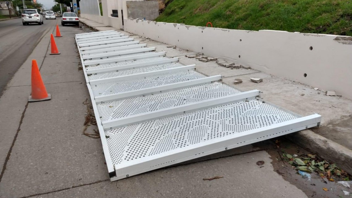 Norte tumba barda metálica del museo del niño en Tampico 