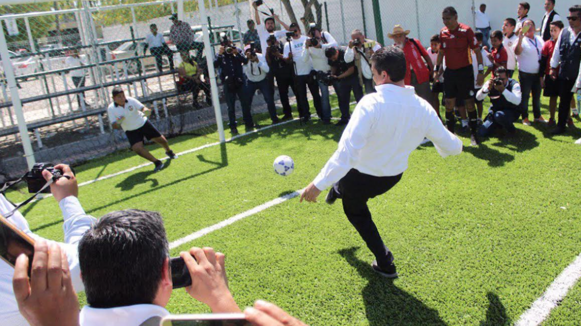 Inaugura Gobernador Cancha de pasto sintético en Ciudad Mante