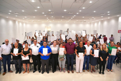 Gobierno federal, estatal y municipal aseguran patrimonio de 100 familias con entrega de escrituras