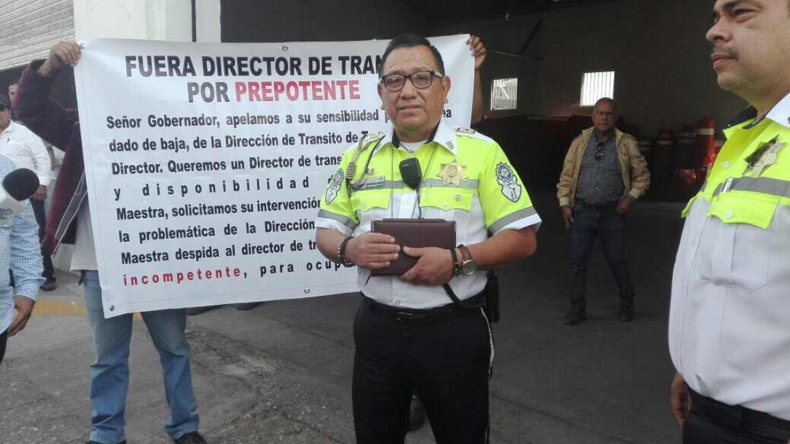 Bloquean choferes Av. Hidalgo, piden destitución de director de Tránsito