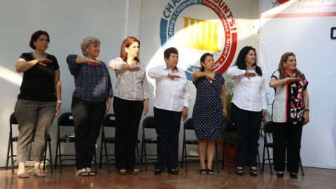 Encabeza Alcaldesa Honores a la Bandera en la escuela Americana