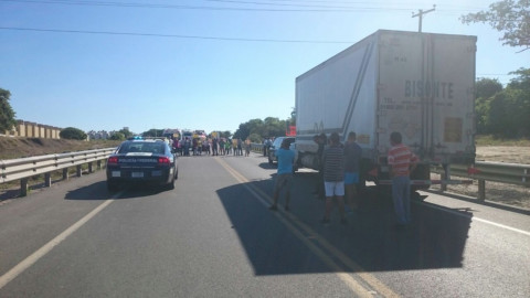 Residente de Altamira bloquean libramiento poniente, exigiendo liberación de su acceso