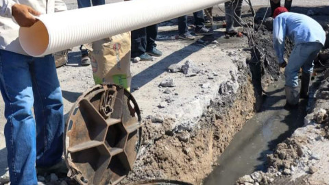 Trabaja COMAPA en la rehabilitación de drenaje sanitario en la colonia La Presa