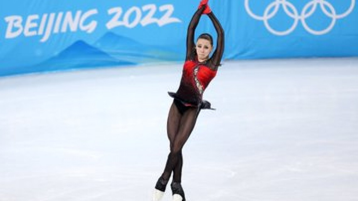 Kamila Valieva hace espectacular salto cuádruple y le da el oro a Rusia