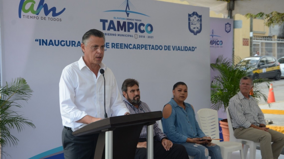 Entrega Chucho Nader nueva obra de reencarpetado de calle