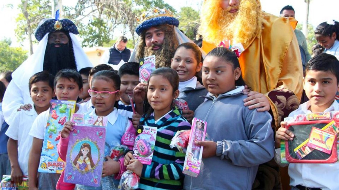 Reyes Magos visitan escuela primaria y CAIC