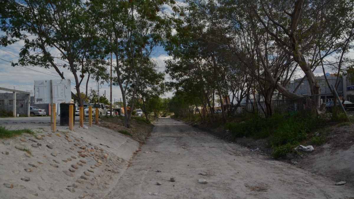 Realizan limpieza y saneamiento en drenes