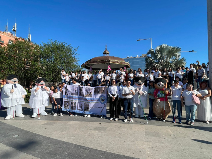 Llaman a respetar guías podotáctiles en el Día del Bastón Blanco