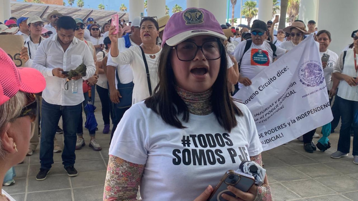 Marchan trabajadores del Poder Judicial al Congreso del Estado