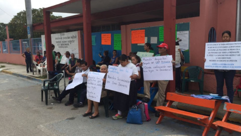 Bloquean acceso a escuela especial, exigiendo solución a conflicto escolar