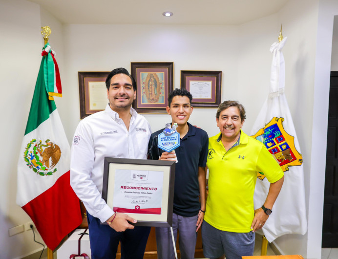 Alcalde Carlos Peña Ortiz entrega reconocimiento a destacado deportista 