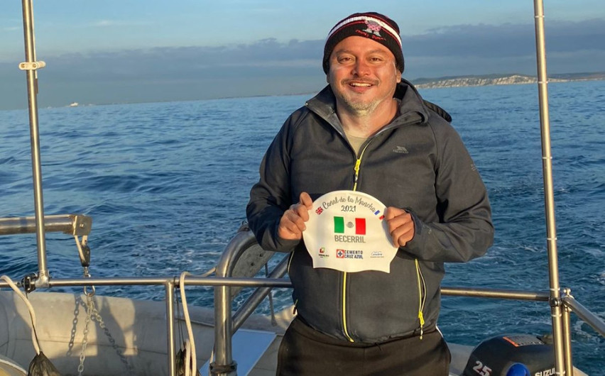 Mexicano cruza nadando Canal de la Mancha en 15 horas y 6 minutos 