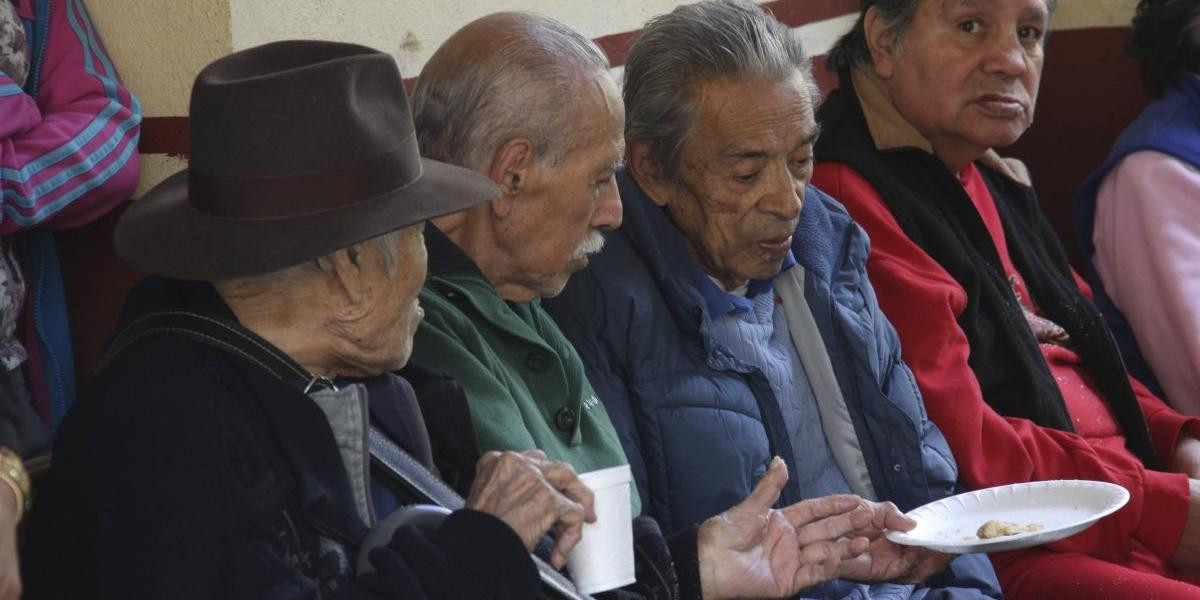 Entrega despensas a personas de la tercera edad