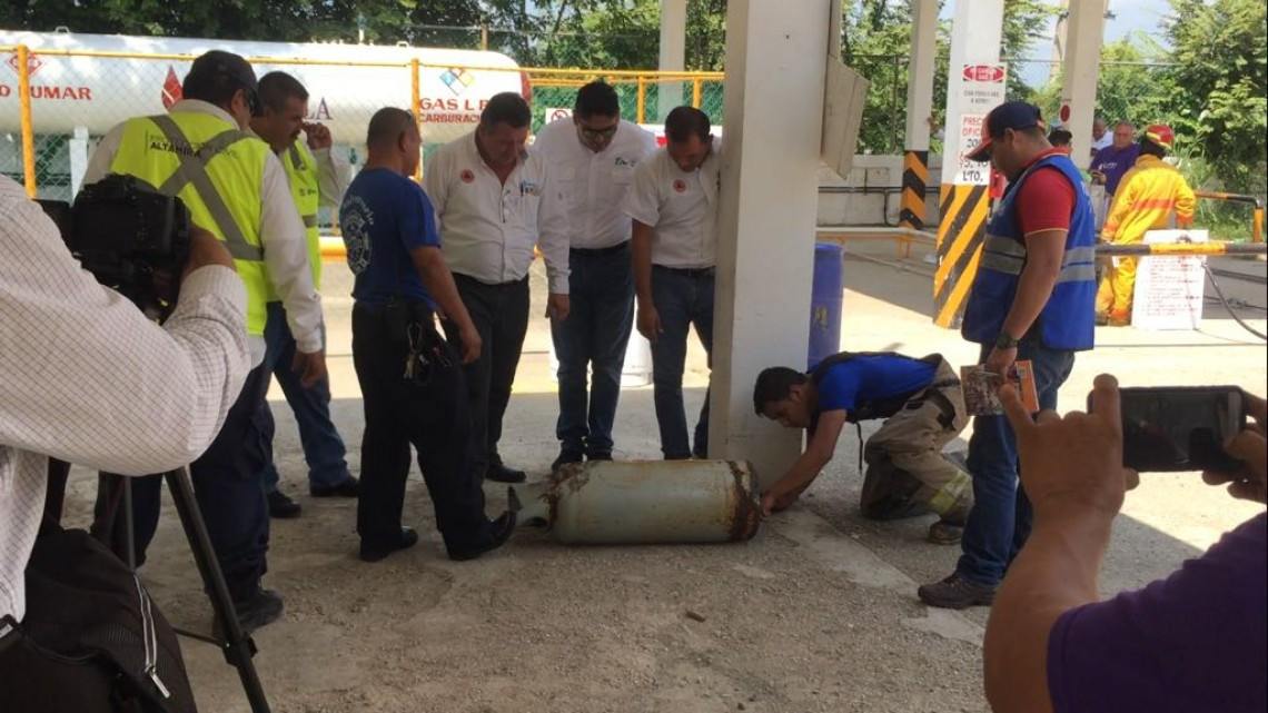 Explota tanque de gas y sale disparado a 20 metros 