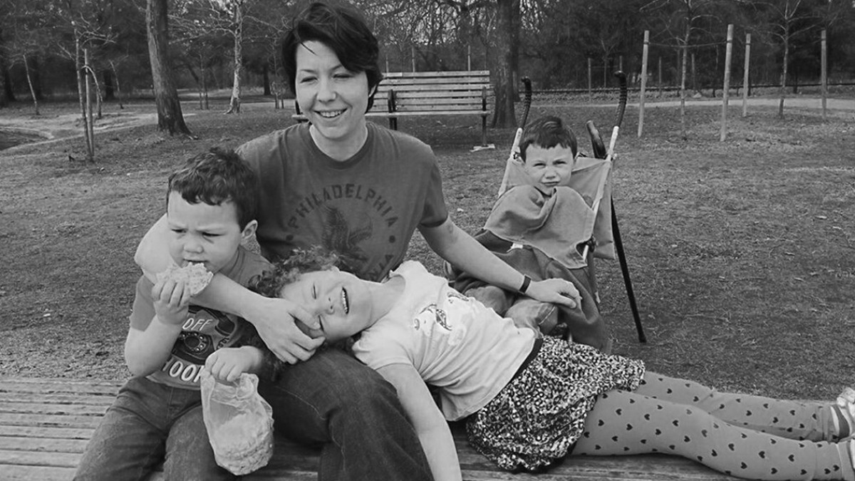 Mujer en Texas mata a sus tres hijos y luego se suicida