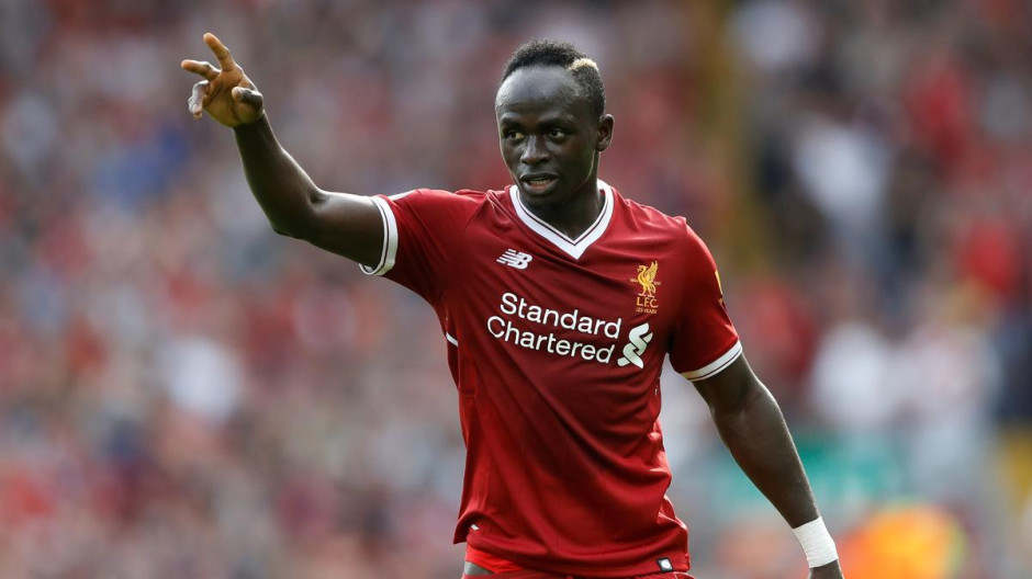Mané envió 300 playeras del Liverpool a su país