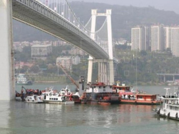 2 muertos tras caída al río de autobús en China