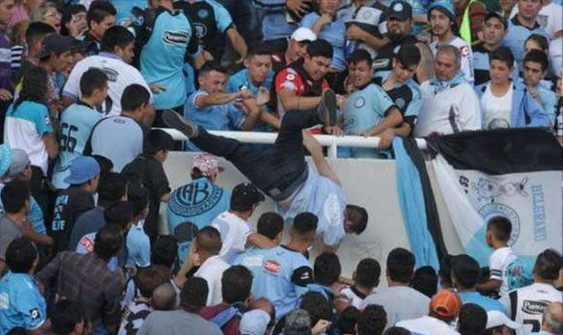 Fallece aficionado arrojado desde las gradas durante partido en Argentina