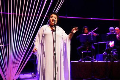 Emotiva velada cultural con ‘Piaf de bolsillo’ en el Festival Internacional en la Costa del Seno Mexicano