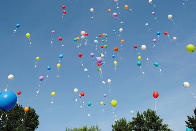 DeSantis firma un proyecto de ley de Florida para prohibir lanzamiento de globos