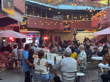 Mercado ‘Maclovio Herrera’ en Nuevo Laredo se viste de fiesta con concurrido concurso de karaoke