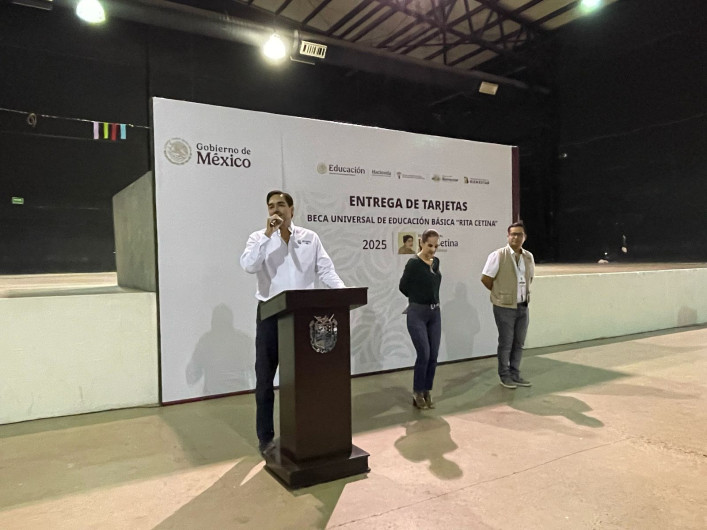 Avanza entrega de becas “Rita Cetina”